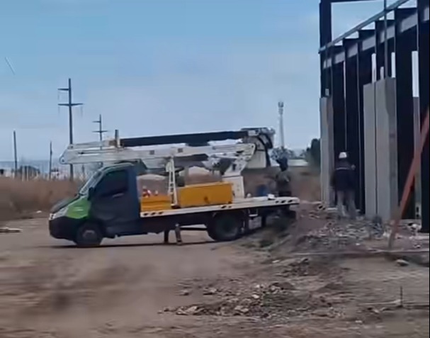 Pedido de informe: ¿Una grúa municipal trabajando en una obra privada?